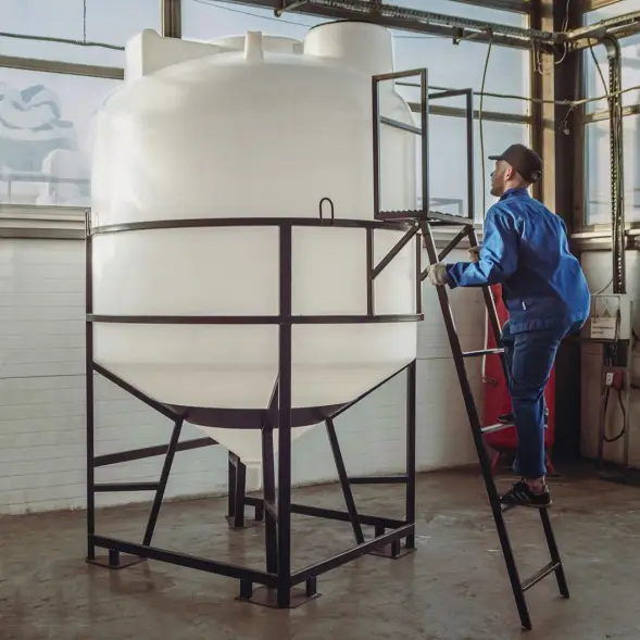 Емкость ЦКТ 5000 л с патрубком 90мм с фланцем под плотность до 1,2 г/см3 белая в обрешетке