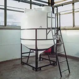 Емкость ЦКТ 5000 л с патрубком 160мм с фланцем под плотность до 1,2 г/см3 белая в обрешетке с лестницей