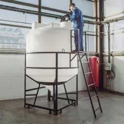 Емкость ЦКТ 5000 л с патрубком 160мм с фланцем под плотность до 1,2 г/см3 белая в обрешетке с лестницей