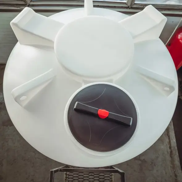 Емкость ЦКТ 5000 л с патрубком 160мм с фланцем под плотность до 1,2 г/см3 белая в обрешетке с лестницей