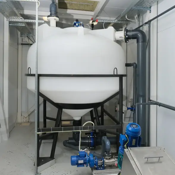 Емкость ЦКТ 3000 л с патрубком 110мм с фланцем под плотность до 1,5 г/см3 белая в обрешетке