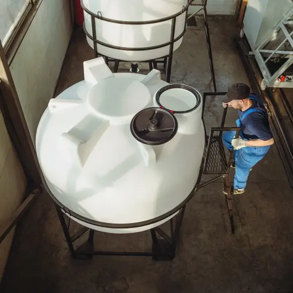 Емкость ЦКТ 3000 л с патрубком 110мм с фланцем под плотность до 1,5 г/см3 белая в обрешетке с лестницей