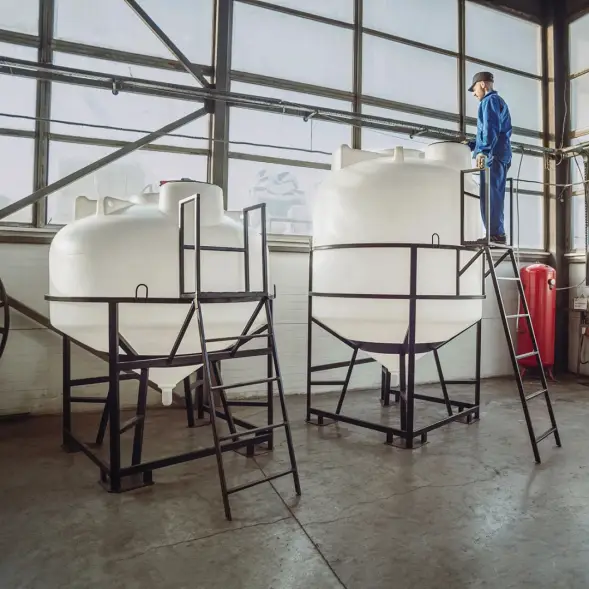 Емкость ЦКТ 3000 л с патрубком 160мм с фланцем под плотность до 1,5 г/см3 белая в обрешетке с лестницей