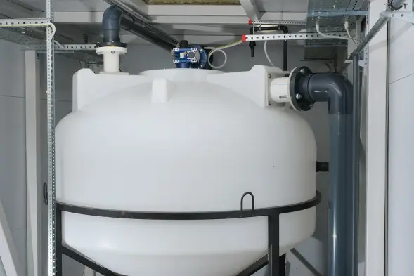 Емкость ЦКТ 3000 л с патрубком 90мм под плотность до 1,5 г/см3 белая в обрешетке с лестницей