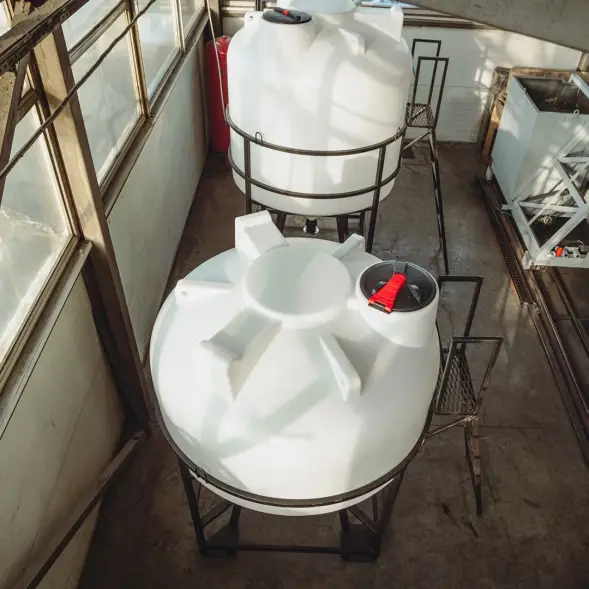 Емкость ЦКТ 3000 л с патрубком 90мм под плотность до 1,5 г/см3 белая в обрешетке с лестницей