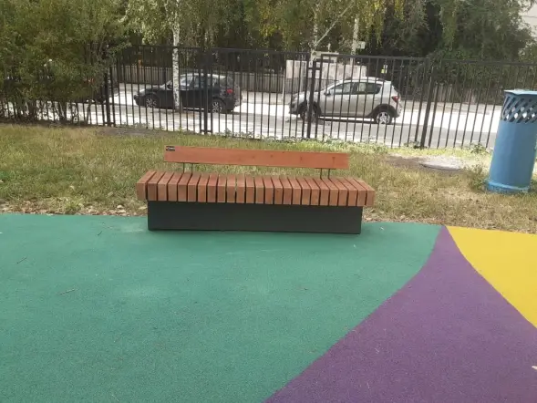 Скамейка стальная «Wood Bench» с USB-входами 2,0 м (одна спинка)