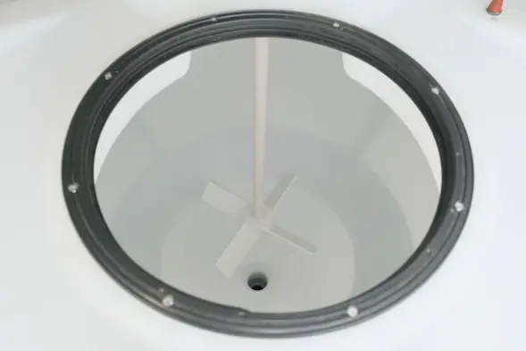 Емкость ЦКТ 3000 л с патрубком 110мм с фланцем под плотность до 1,2 г/см³ белая в обрешетке