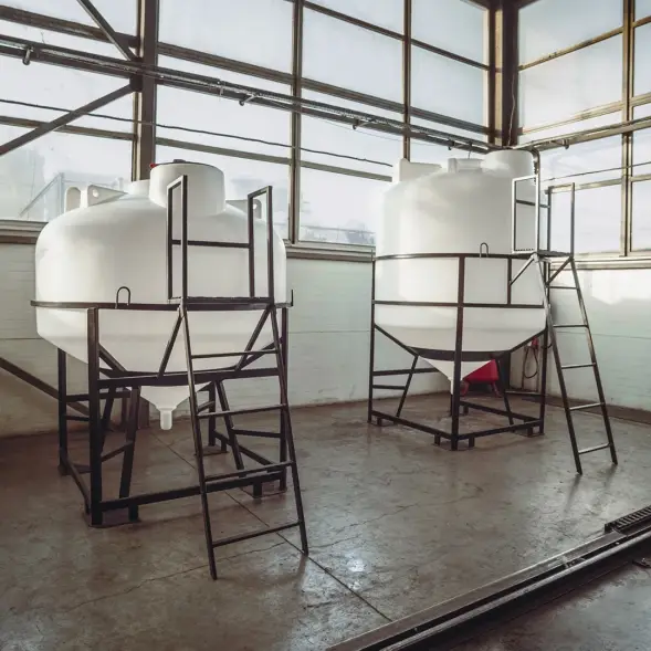 Емкость ЦКТ 5000 л с патрубком 90мм с фланцем белая