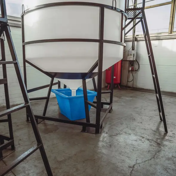 Емкость ЦКТ 5000 л с патрубком 90мм с фланцем белая