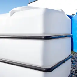 Емкость K 3000л под плотность до 1.5 г/см3 белая в обрешетке